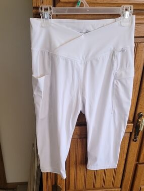 White V-Waist Athletic Capri Leggings with Side Pockets